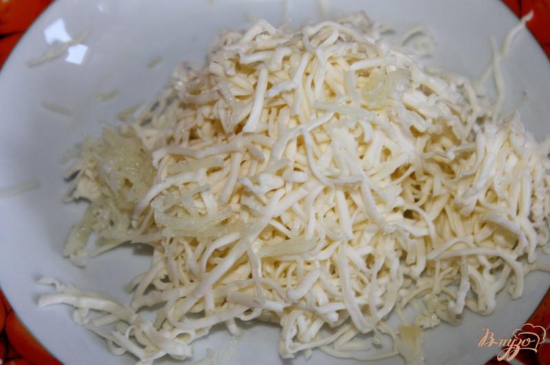 Фото приготовление рецепта: Закуска из сыра, оливок и зелени на хлеб шаг №1