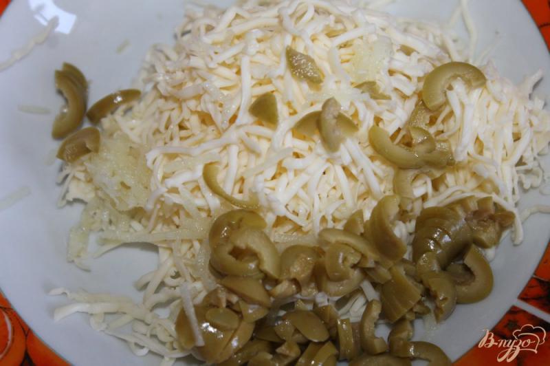 Фото приготовление рецепта: Закуска из сыра, оливок и зелени на хлеб шаг №2