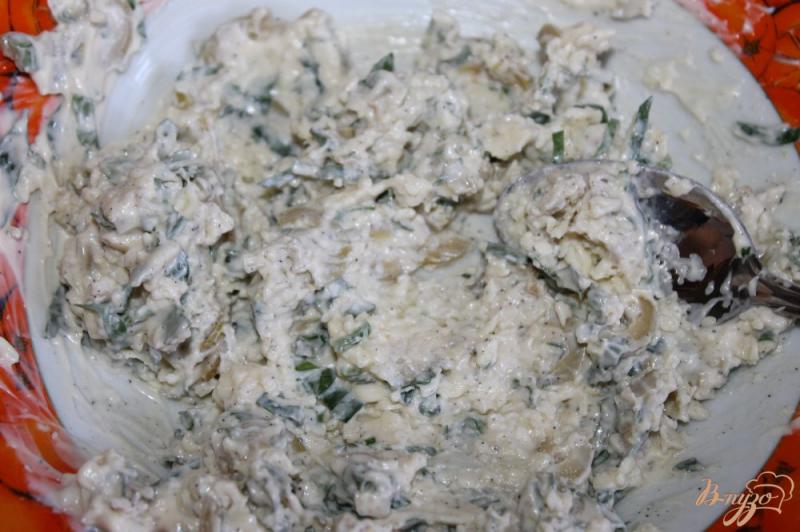 Фото приготовление рецепта: Закуска из сыра, оливок и зелени на хлеб шаг №4