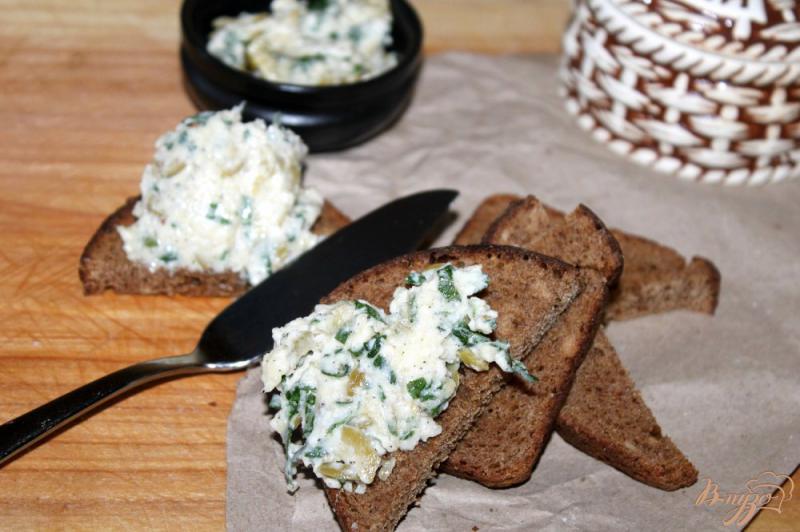 Фото приготовление рецепта: Закуска из сыра, оливок и зелени на хлеб шаг №7