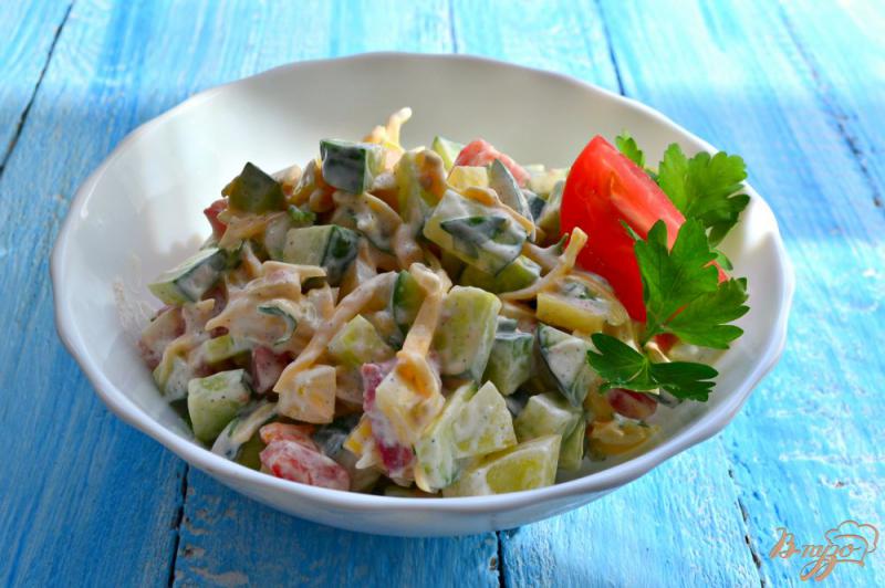 Фото приготовление рецепта: Салат из огурцов и помидоров с сыром шаг №5