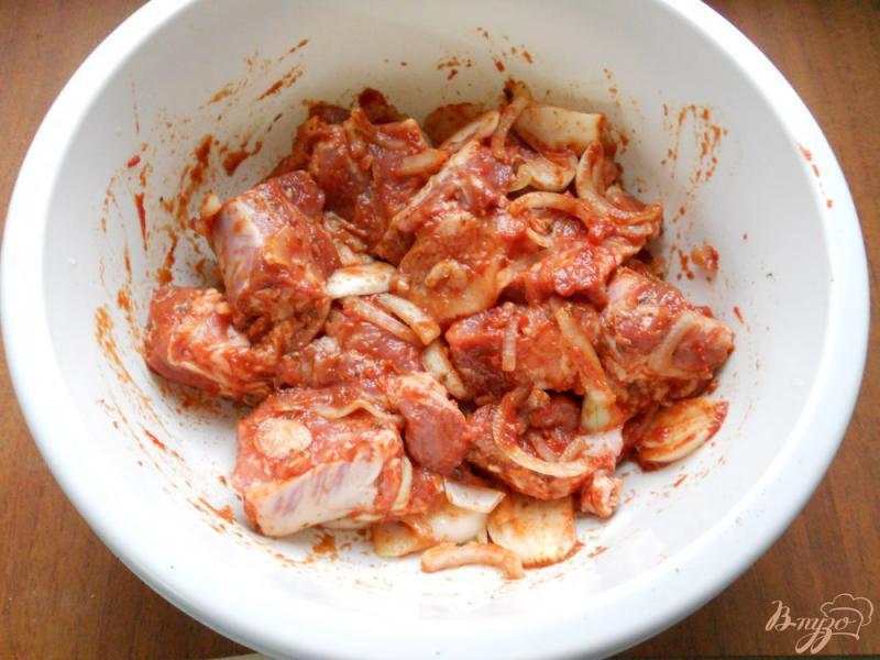 Фото приготовление рецепта: Свиные ребрышки, тушеные с помидорами в мультиварке шаг №3