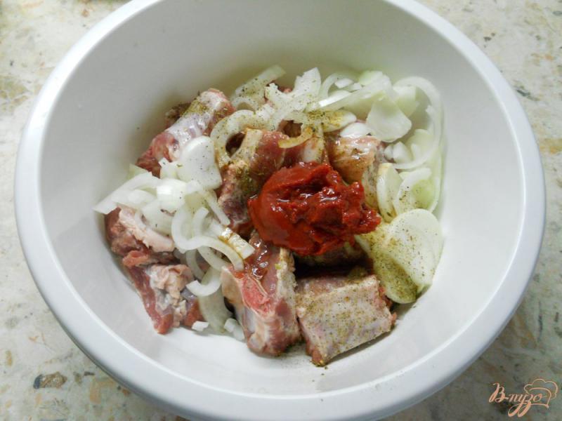 Фото приготовление рецепта: Свиные ребрышки, тушеные с помидорами в мультиварке шаг №2