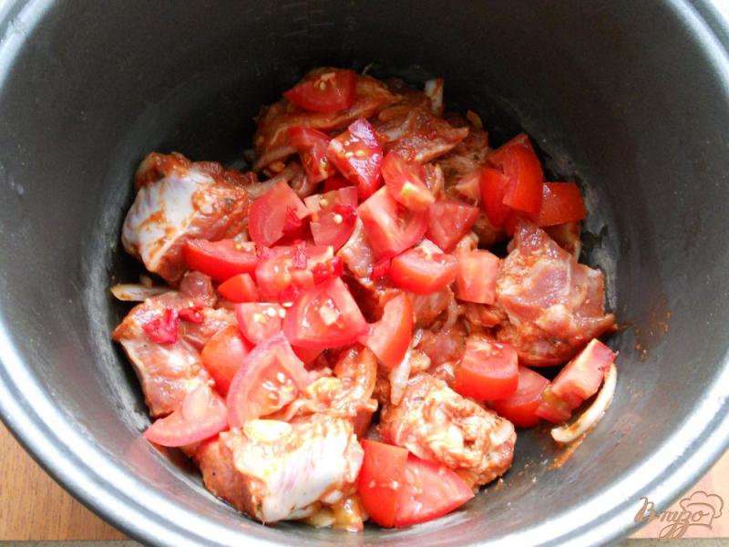 Фото приготовление рецепта: Свиные ребрышки, тушеные с помидорами в мультиварке шаг №4