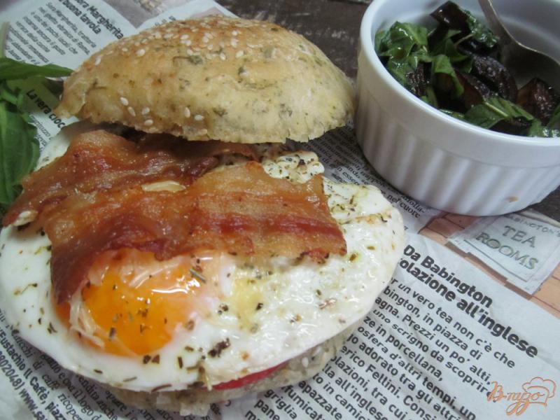 Фото приготовление рецепта: Яичный сэндвич с беконом шаг №5