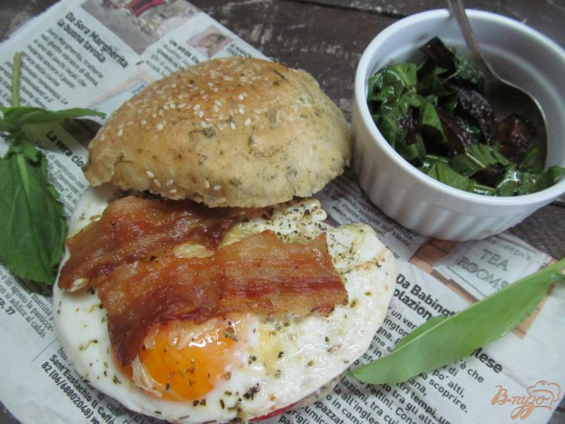 Фото приготовление рецепта: Яичный сэндвич с беконом шаг №6
