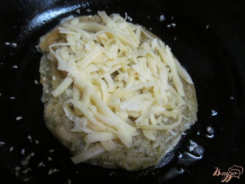 Фото приготовление рецепта: Яичный сэндвич с беконом шаг №4