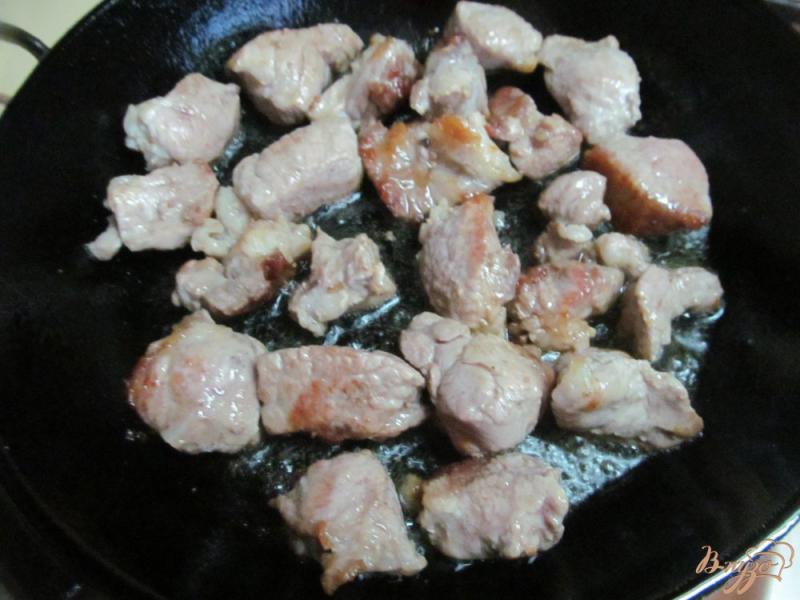 Фото приготовление рецепта: Жареная свиная лопатка с овощами шаг №3