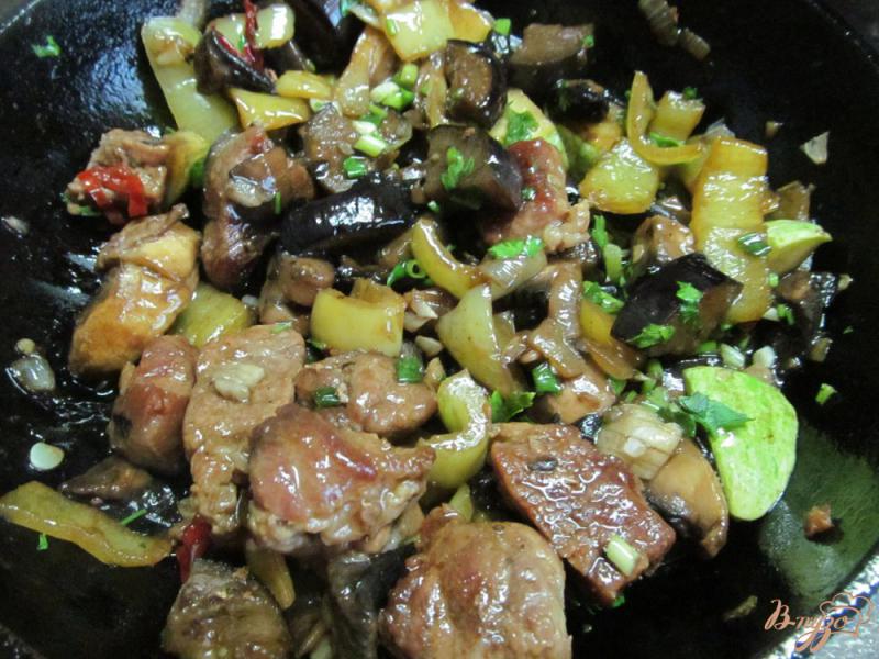 Фото приготовление рецепта: Жареная свиная лопатка с овощами шаг №7