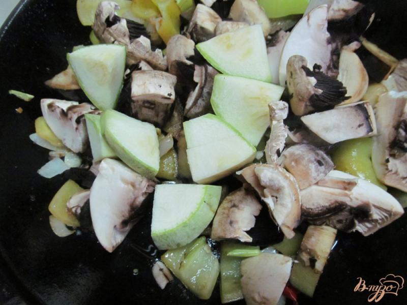 Фото приготовление рецепта: Жареная свиная лопатка с овощами шаг №5