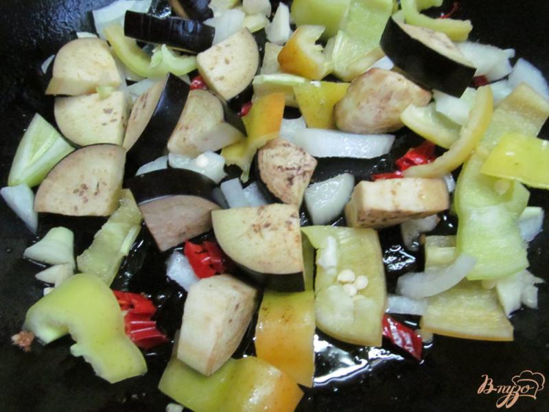 Фото приготовление рецепта: Жареная свиная лопатка с овощами шаг №4