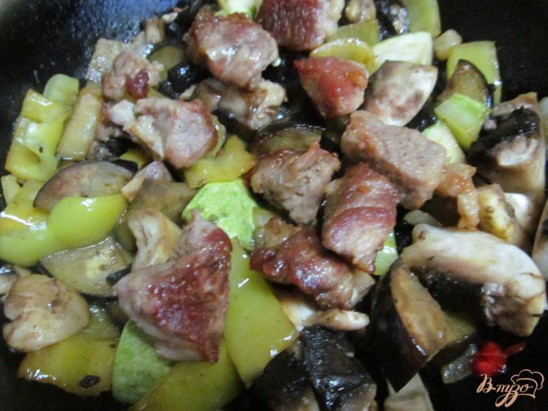 Фото приготовление рецепта: Жареная свиная лопатка с овощами шаг №6