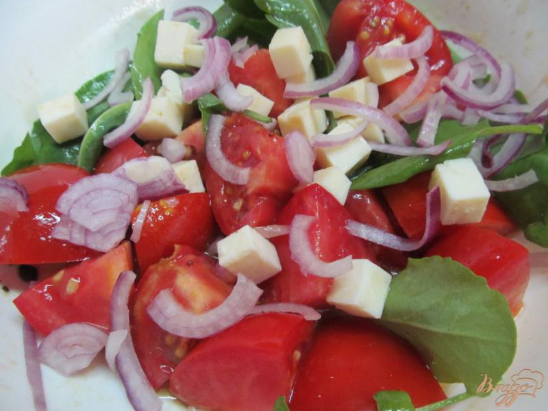 Фото приготовление рецепта: Помидорный салат с сыром «фета» шаг №4