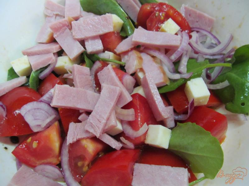 Фото приготовление рецепта: Помидорный салат с сыром «фета» шаг №5