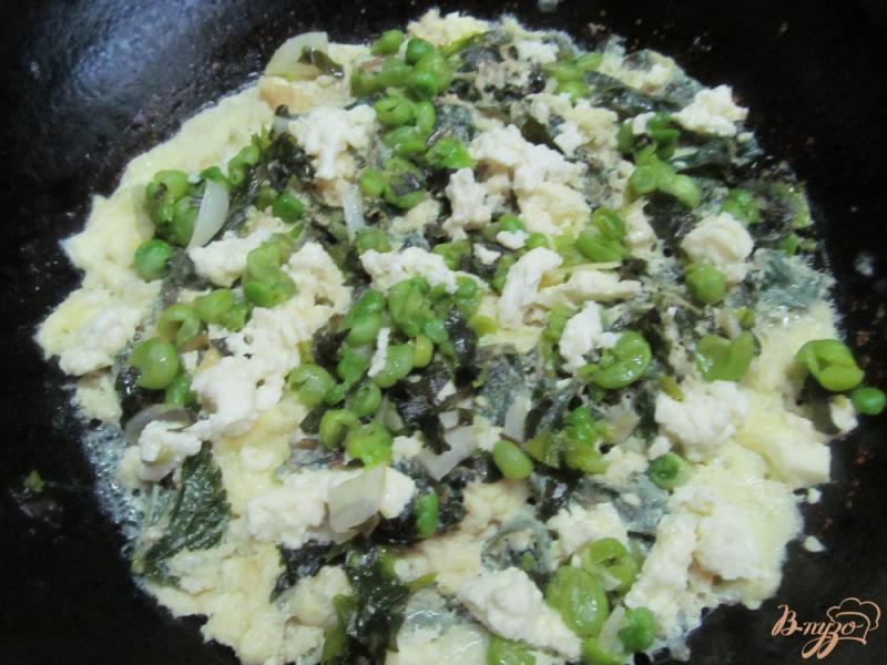 Фото приготовление рецепта: Яичница болтунья с горошком с соусом из оливок шаг №5
