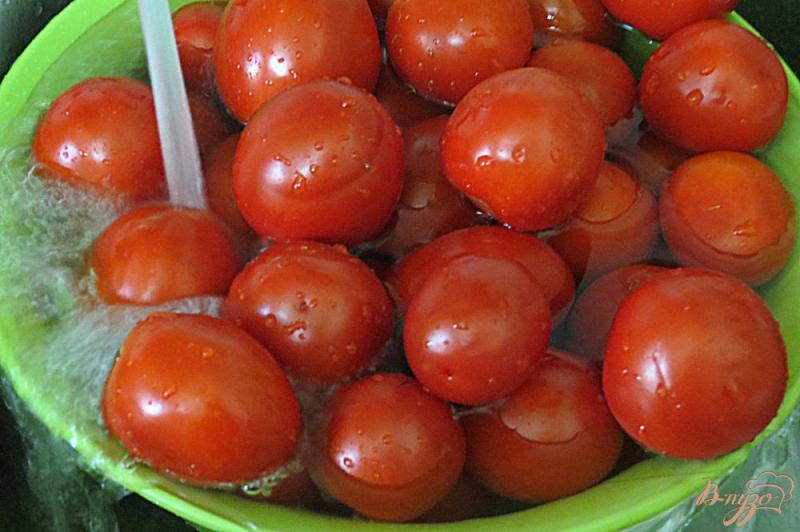 Фото приготовление рецепта: Малосольные помидоры шаг №3