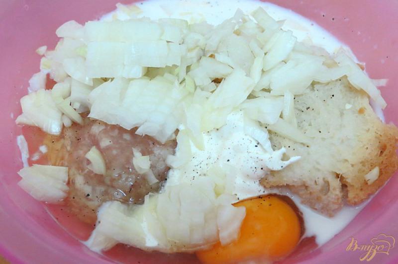Фото приготовление рецепта: Куриные оладьи с грибным соусом шаг №3