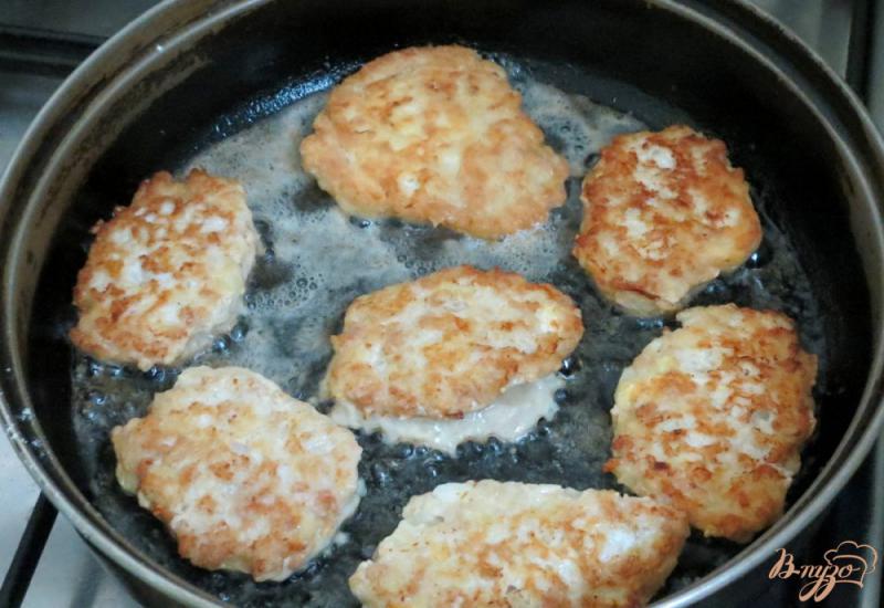 Фото приготовление рецепта: Куриные оладьи с грибным соусом шаг №4