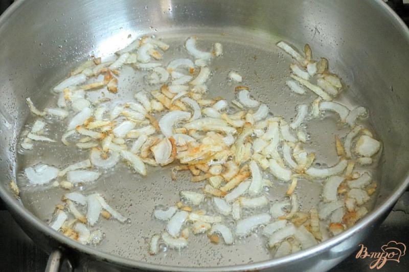 Фото приготовление рецепта: Куриные оладьи с грибным соусом шаг №5