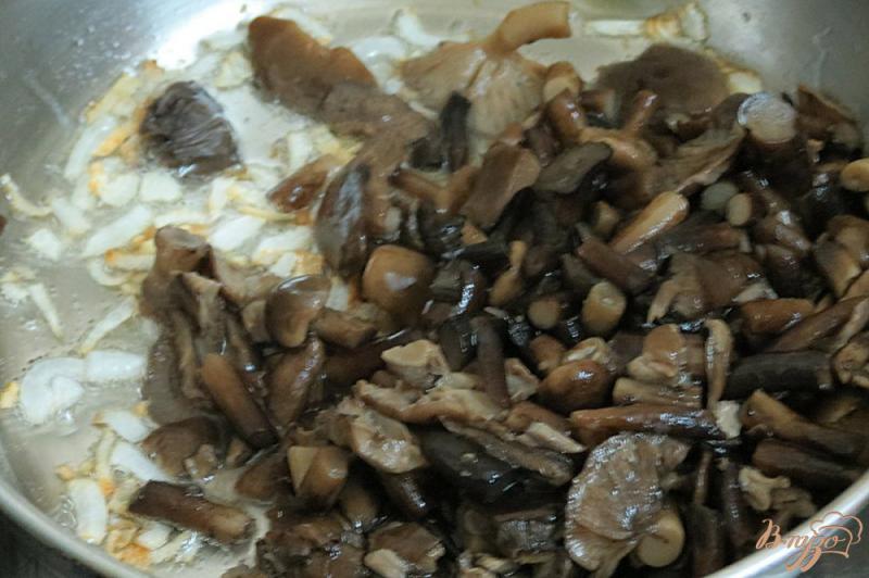 Фото приготовление рецепта: Куриные оладьи с грибным соусом шаг №6