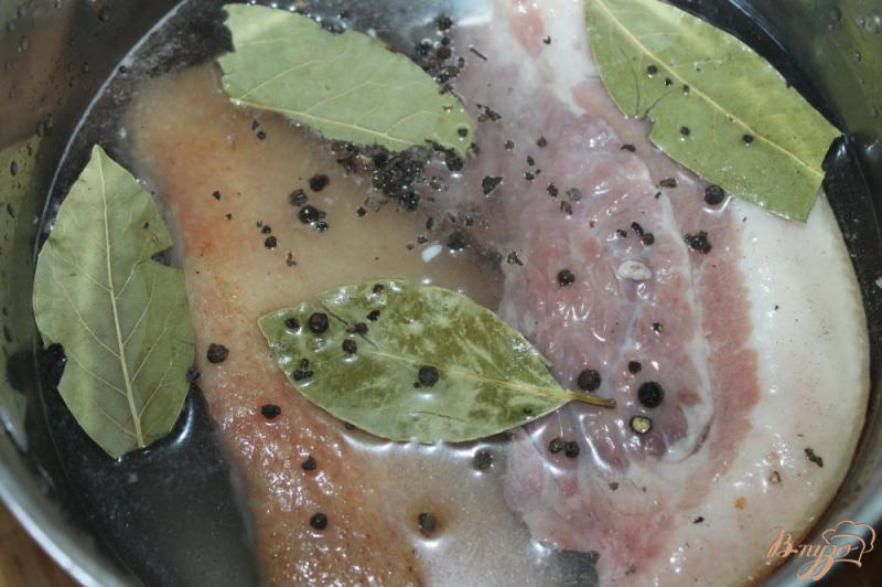 Фото приготовление рецепта: Свиные щечки с чесноком и специями шаг №3