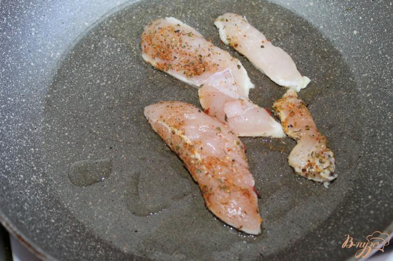 Фото приготовление рецепта: Шаурма с курицей и корейской морковью шаг №3