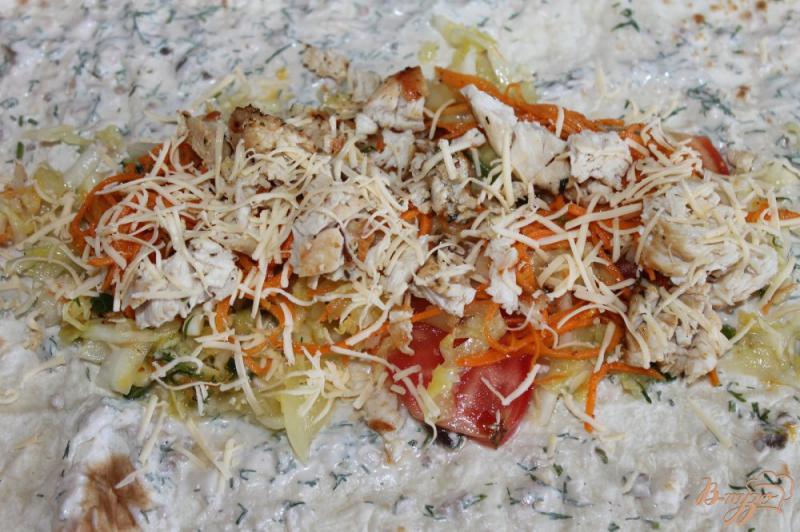 Фото приготовление рецепта: Шаурма с курицей и корейской морковью шаг №7