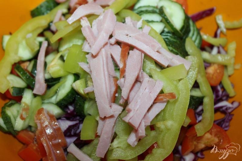 Фото приготовление рецепта: Салат из краснокочанной капусты с плавленым сыром и свиной грудинкой шаг №5