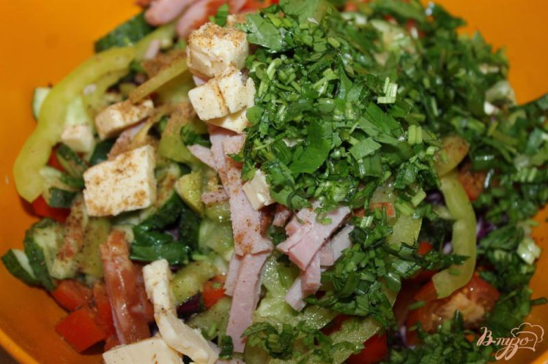 Фото приготовление рецепта: Салат из краснокочанной капусты с плавленым сыром и свиной грудинкой шаг №7