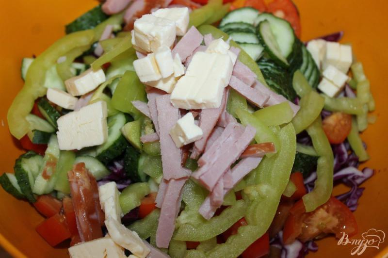 Фото приготовление рецепта: Салат из краснокочанной капусты с плавленым сыром и свиной грудинкой шаг №6