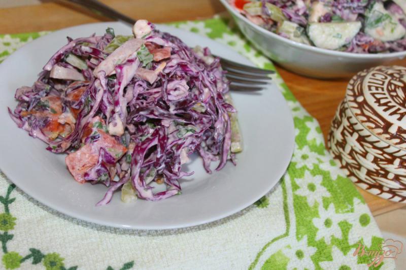 Фото приготовление рецепта: Салат из краснокочанной капусты с плавленым сыром и свиной грудинкой шаг №9