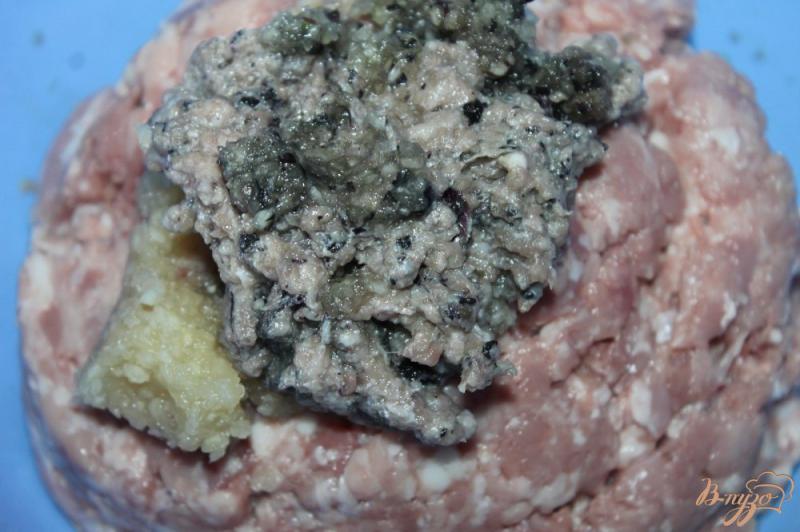 Фото приготовление рецепта: Домашние свиные колбаски с базиликом шаг №4