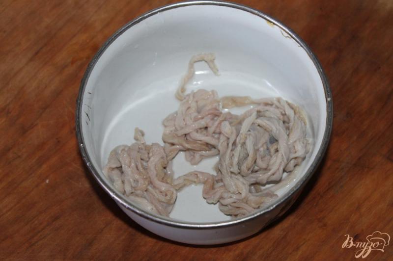Фото приготовление рецепта: Домашние свиные колбаски с базиликом шаг №6
