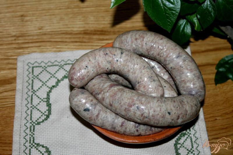 Фото приготовление рецепта: Домашние свиные колбаски с базиликом шаг №9