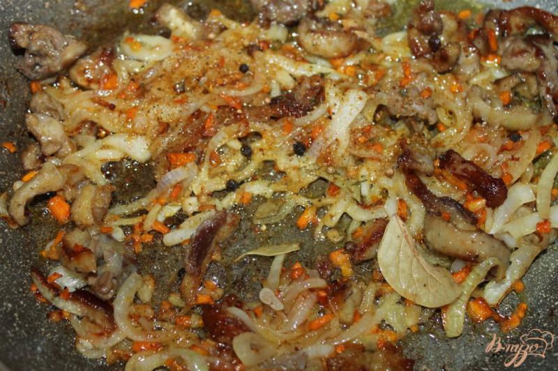Фото приготовление рецепта: Заправка для гарниров из утиного жира с овощами шаг №5