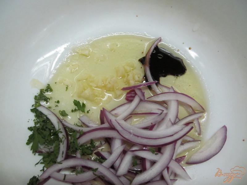 Фото приготовление рецепта: Овощной салат с салями и сыром сулугуни шаг №1