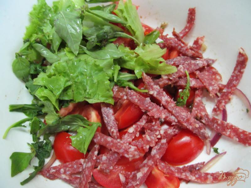 Фото приготовление рецепта: Овощной салат с салями и сыром сулугуни шаг №4