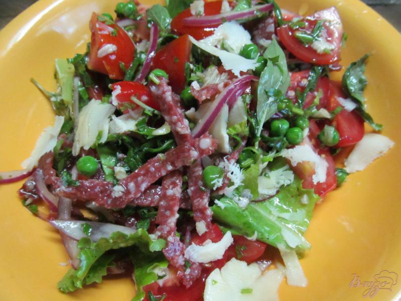 Фото приготовление рецепта: Овощной салат с салями и сыром сулугуни шаг №6