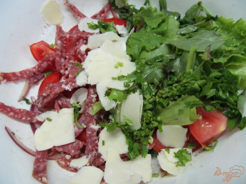 Фото приготовление рецепта: Овощной салат с салями и сыром сулугуни шаг №5