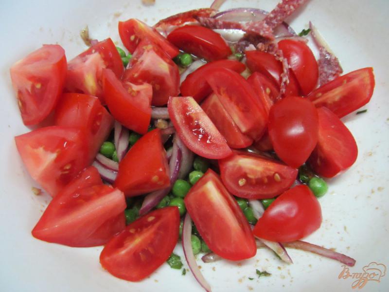 Фото приготовление рецепта: Овощной салат с салями и сыром сулугуни шаг №3