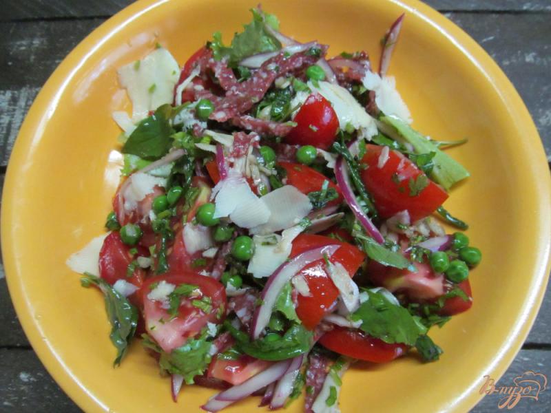 Фото приготовление рецепта: Овощной салат с салями и сыром сулугуни шаг №7