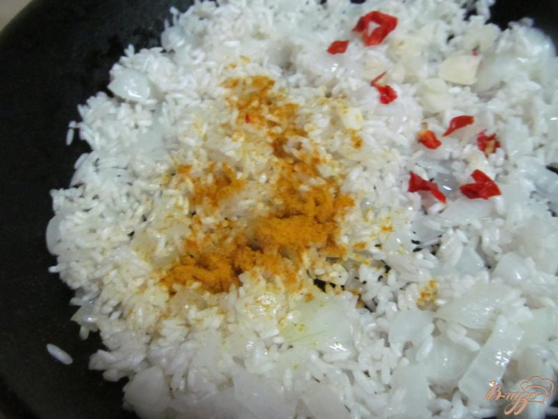 Фото приготовление рецепта: Сытный рис на курином бульоне шаг №2