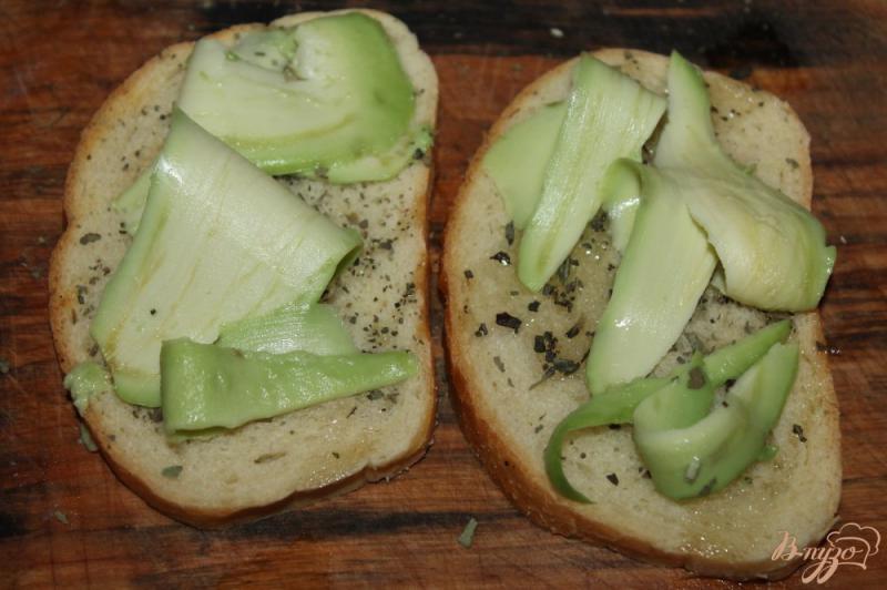 Фото приготовление рецепта: Бутерброды с авокадо и сыром «Фета» шаг №3
