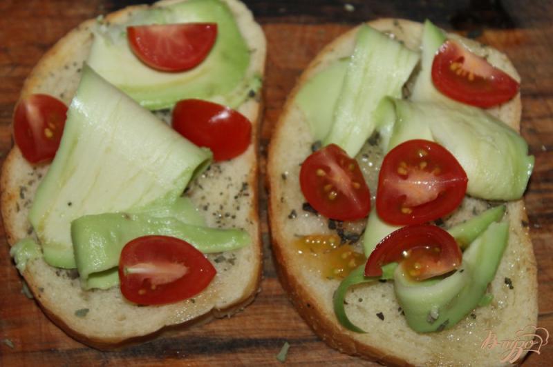 Фото приготовление рецепта: Бутерброды с авокадо и сыром «Фета» шаг №4