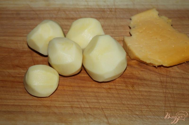 Фото приготовление рецепта: Картофельное пюре с твердым сыром и сливками шаг №1