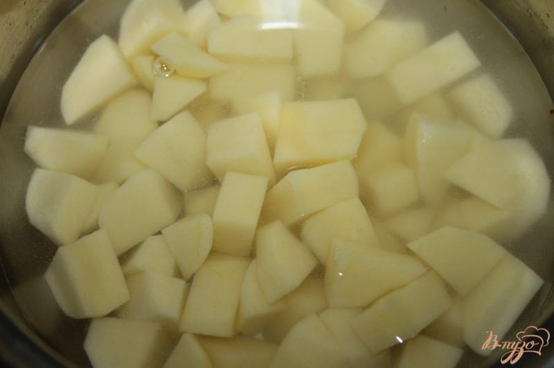 Фото приготовление рецепта: Картофельное пюре с твердым сыром и сливками шаг №3