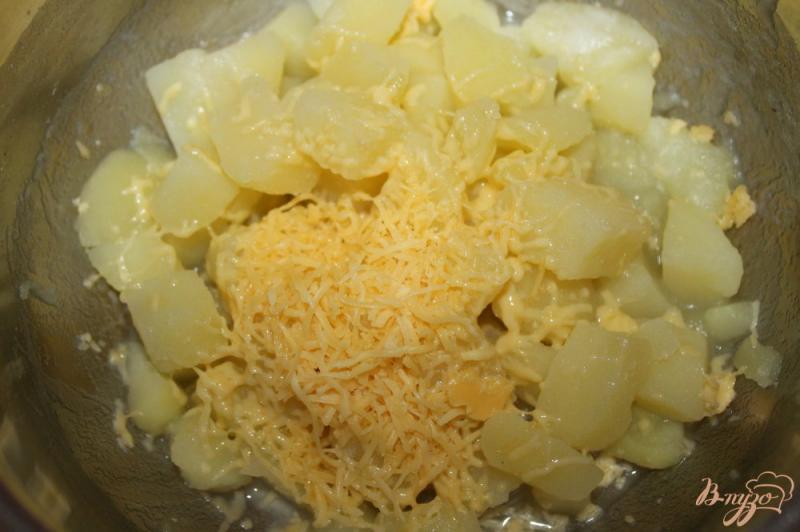 Фото приготовление рецепта: Картофельное пюре с твердым сыром и сливками шаг №4