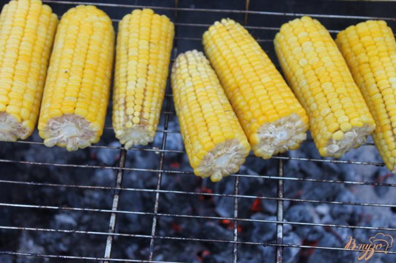Фото приготовление рецепта: Кукуруза на мангале с дымком шаг №5