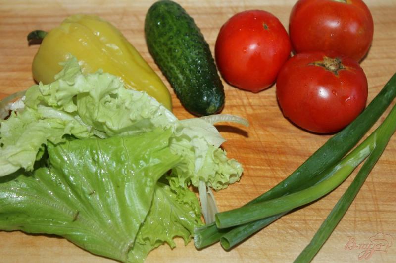Фото приготовление рецепта: Овощной салат с печеным перцем и сыром шаг №1