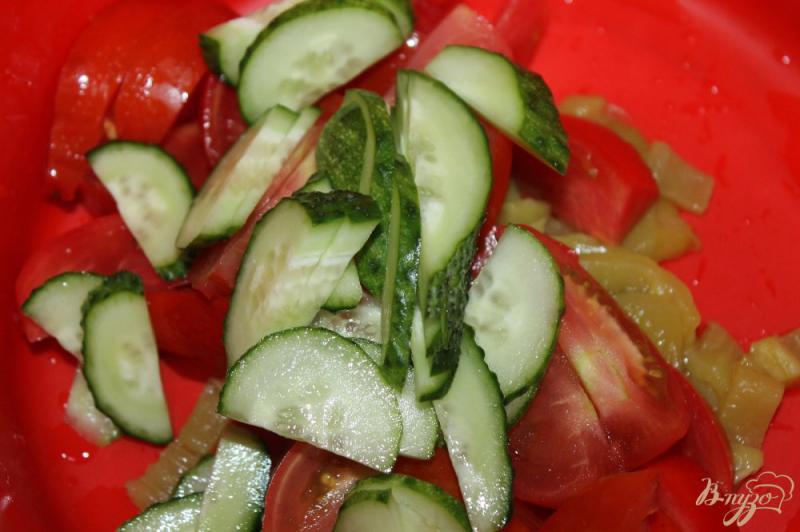 Фото приготовление рецепта: Овощной салат с печеным перцем и сыром шаг №4